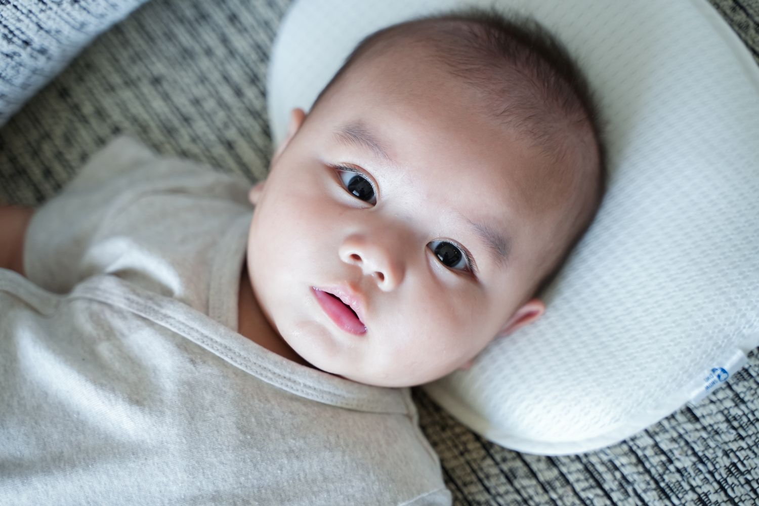 Pillow for a baby's round head shape